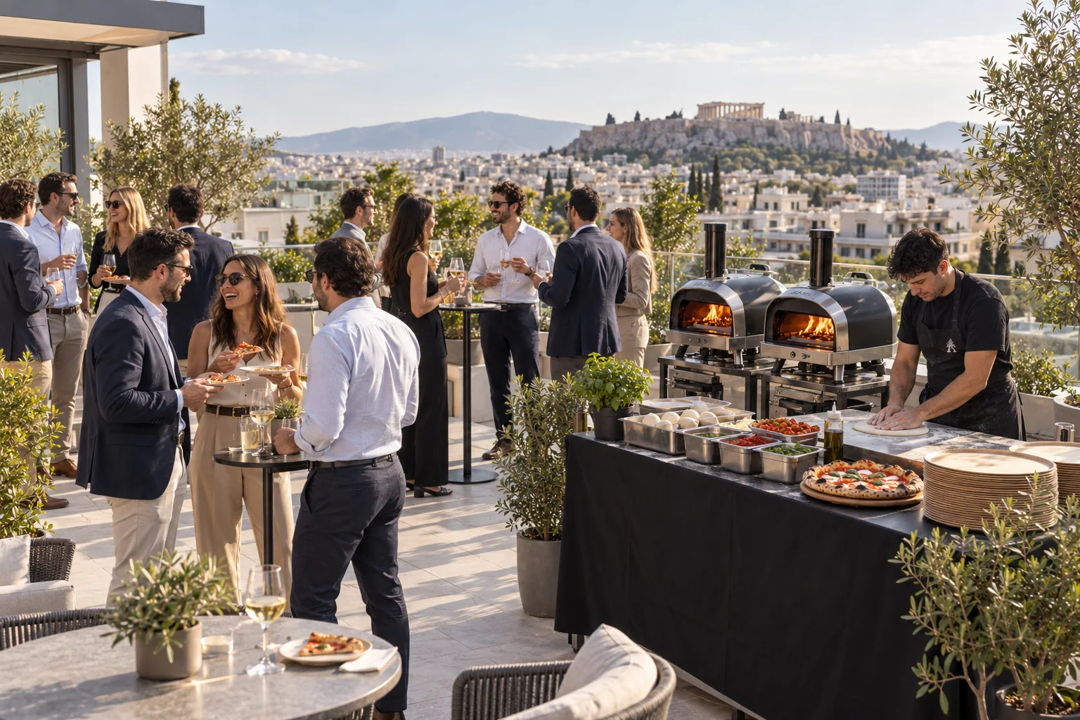 Ενδεικτική σκηνή εταιρικού event σε ταράτσα, με παρέες και φορητό pizza station